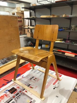 entisöity designtuoli.