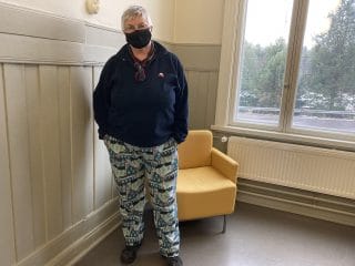 Kuviolliset naisten housut.