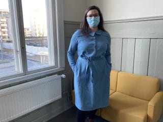 Naisella yllään paitamekko farkkukankaasta.