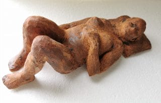 Makaava naisveistos.