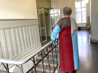 Naisen värikäs pellavamekko.