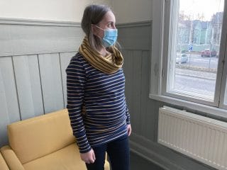 Naisen raidallinen trikoopusero.