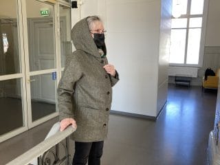 Naisen hupullinen takki.