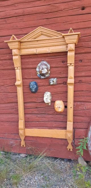 keraamisia seinäkoristeita.