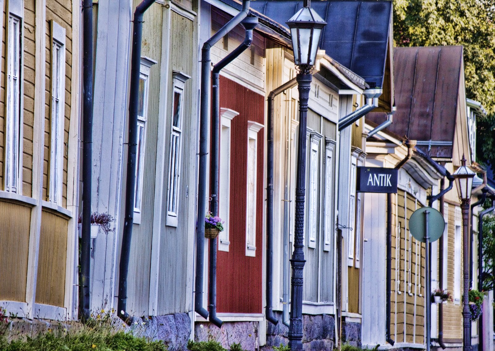 Värgrika trähus in Neristan