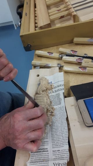 Mies koristeveistää.