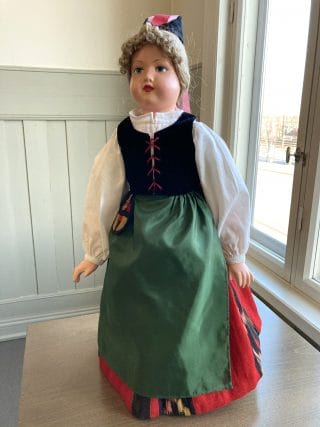 Nukke Härmän kansallispuvussa.