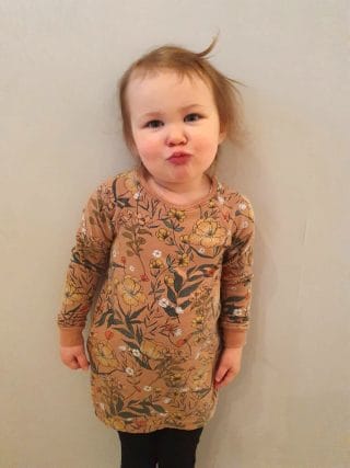 Pikkutytön kukkakuvoinen trikoomekko.