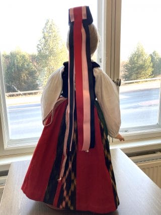 Nukke Härmän kansallispuvussa.