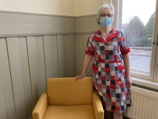 Nainen;,lyhythihainen mekko.