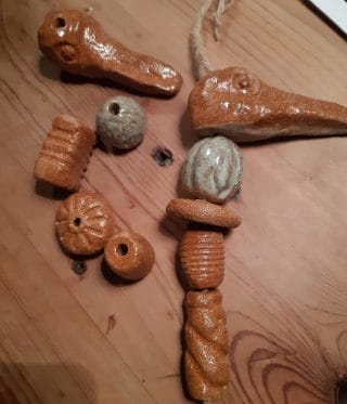 keramiikkaesineitä.