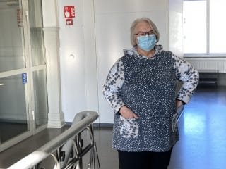 Nianen harmaasävyisessä, kuviollisessa tunikassa.