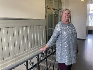 Paljetein koristeltu naisen pusero.