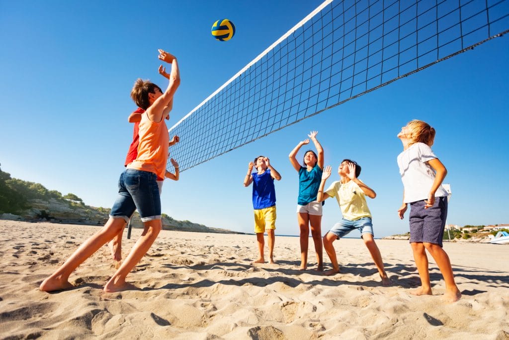 Lapsia pelaamassa beachvolleyta
