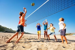 Lapsia pelaamassa beachvolleyta