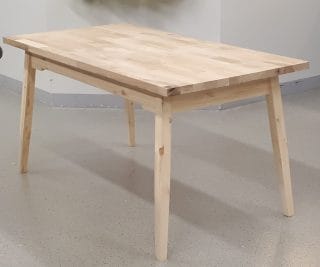 puinen sohvapöytä.