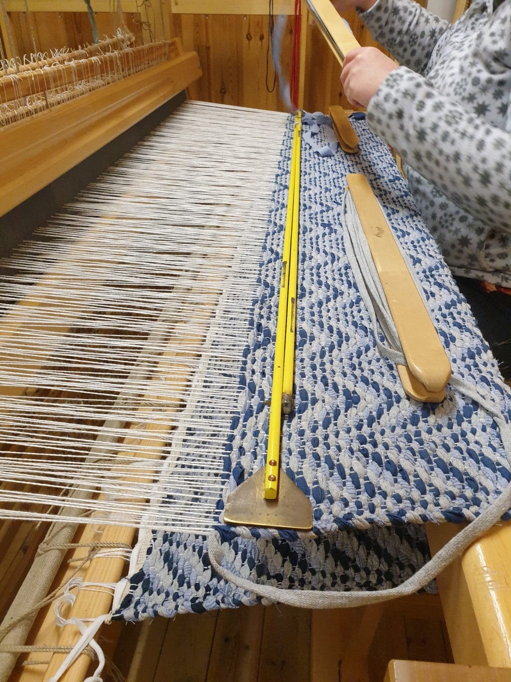 Leveän maton kudontaa.