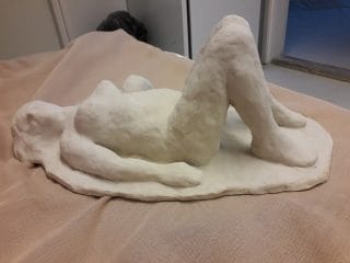 Makaavaa ihmistä esittävä veistos.