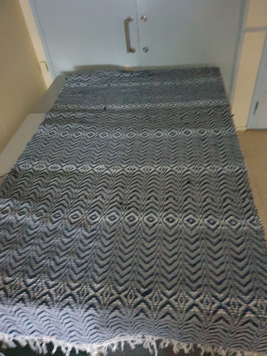 Leveä matto.