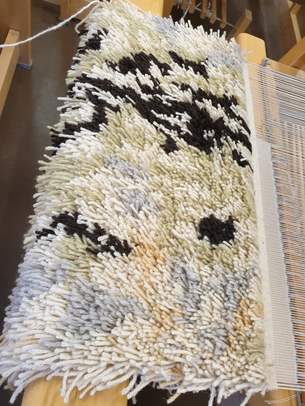 Poppanaloimeen kudottu ryijy.