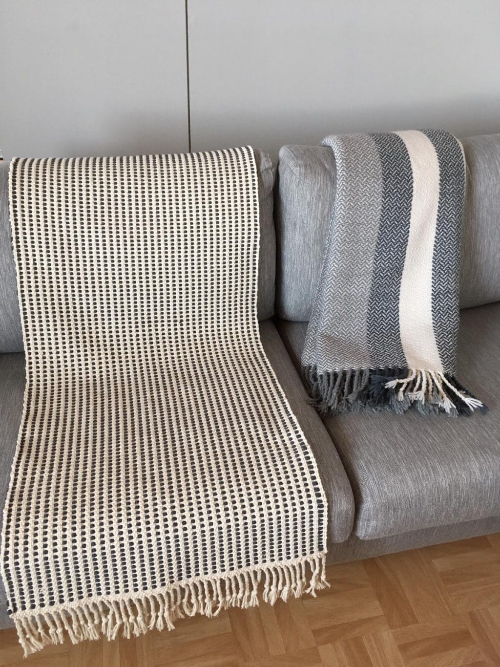 Moppiloimeen kudottu matto sekä villashaali.