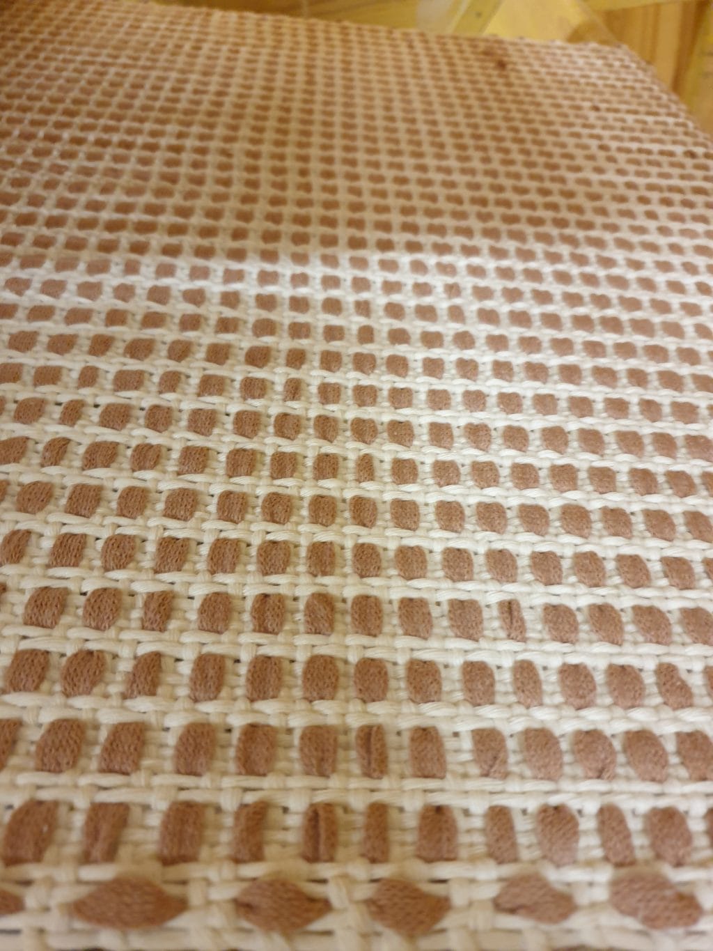 Moppiloimeen kudottu tekstiili.