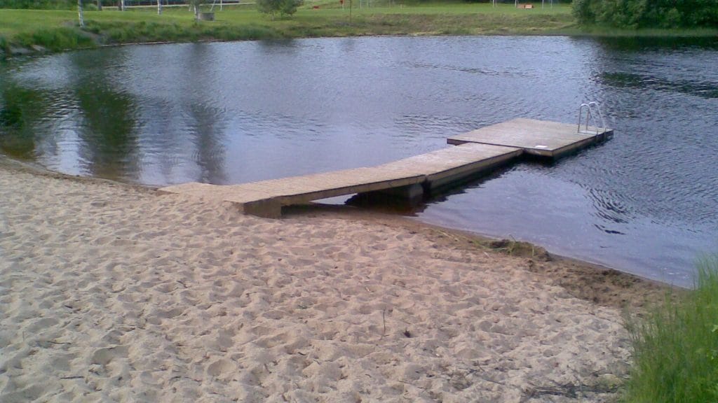 Badstrand med bryggan