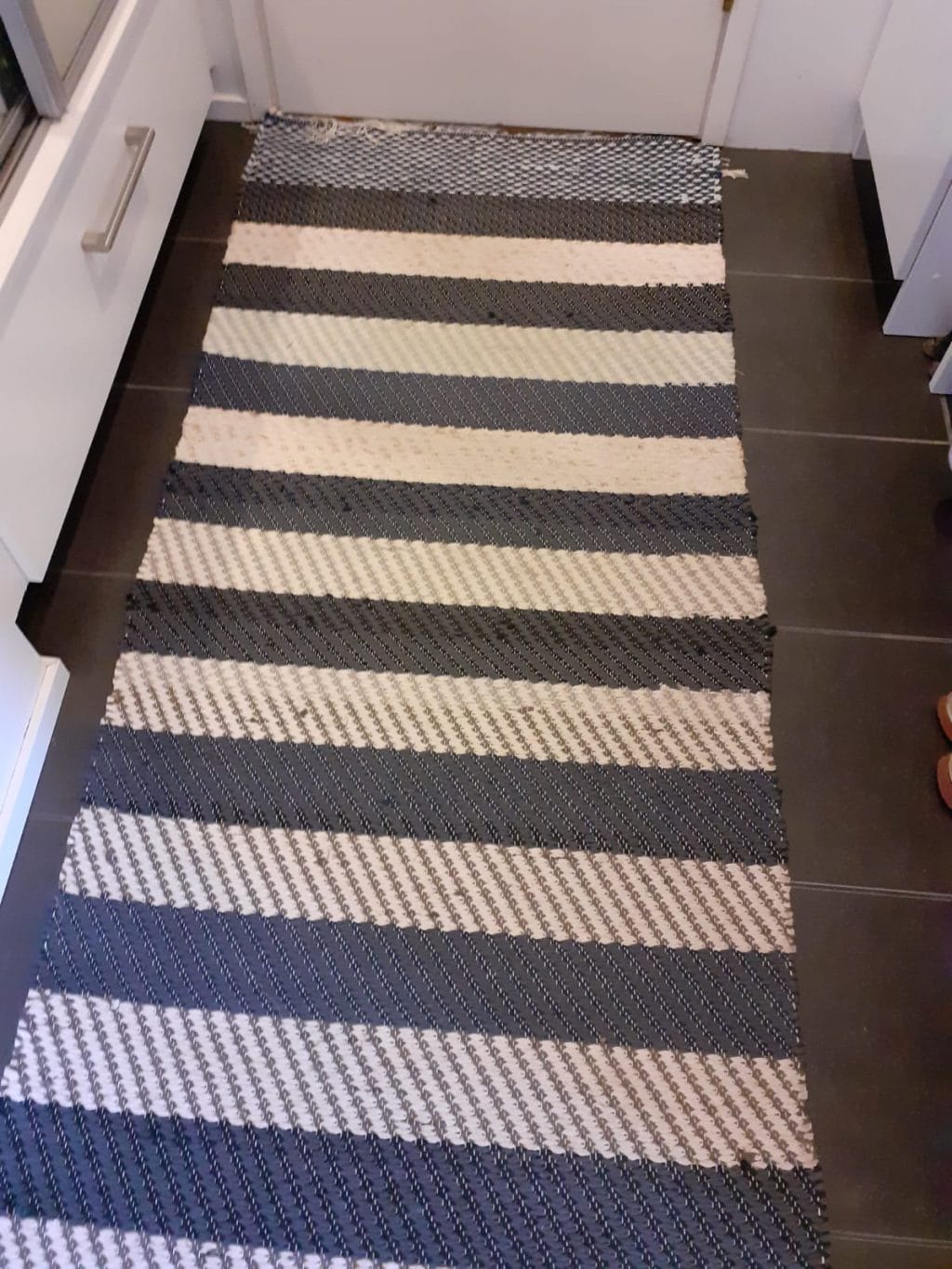 Aaltoloimeen kudottu matto.