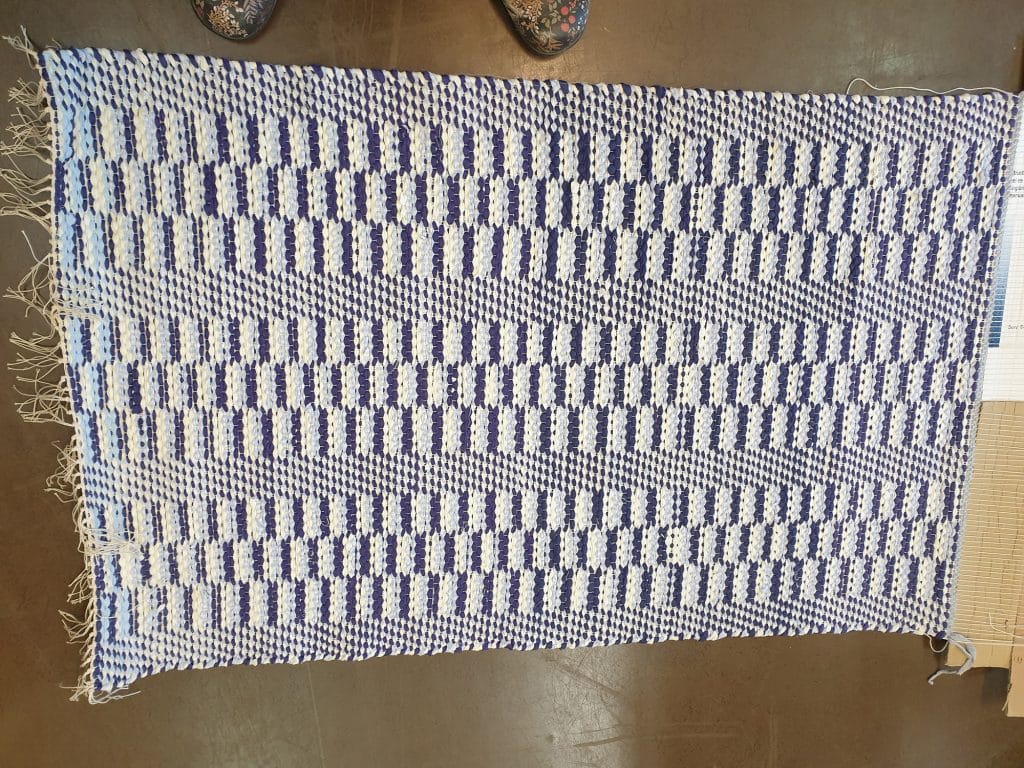 Onnenpolku, kudottu tekstiili.