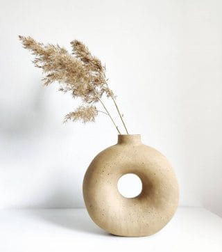 Keraaminen kukkavaasi.