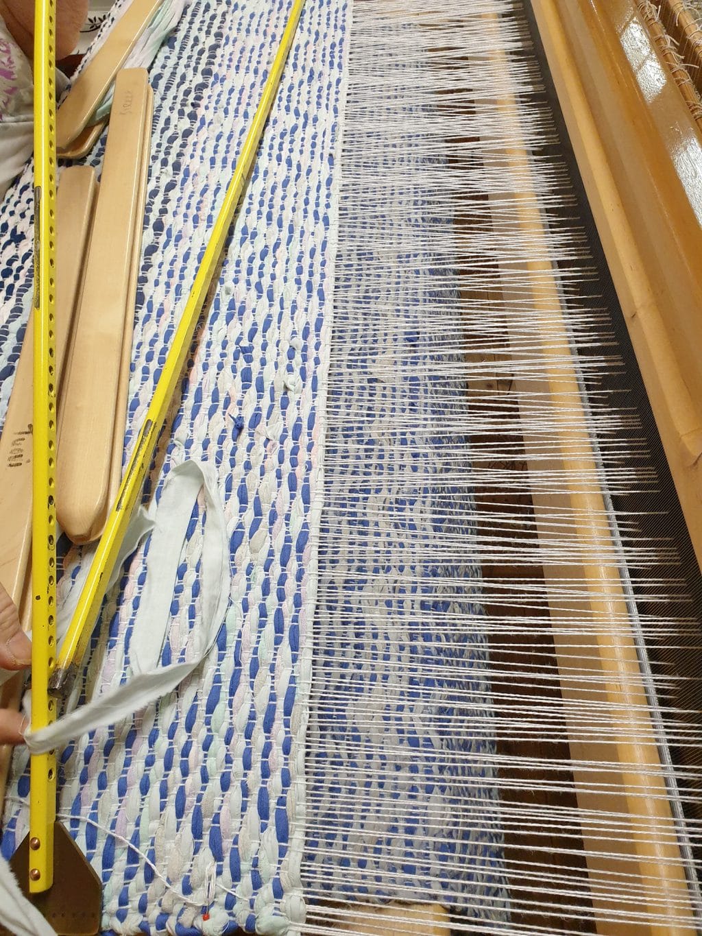Leveän maton kudontaa.