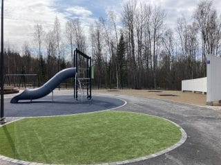 Liukumäki ja trampoliinit koulun pihalla