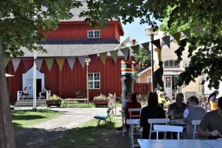 Kuva museokorttelin sisäpihalta kahvion pihapiiristä.
