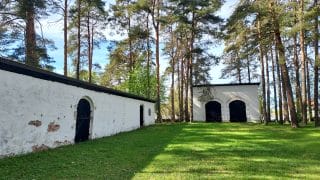 Kuva Katariinan kalmiston sisäpihalta. Kuvassa kaksi valkoista rakennusta.