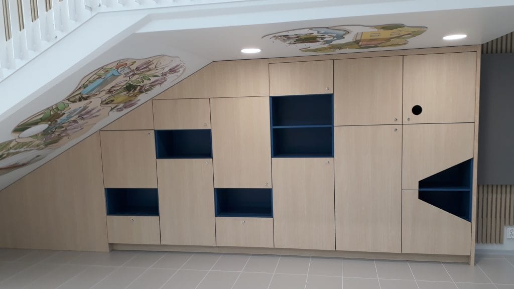 Ykspihlajan koulun kaapisto portaikon alla