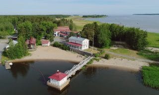 Ilmakuva Elban villasta ja saunarakennuksesta