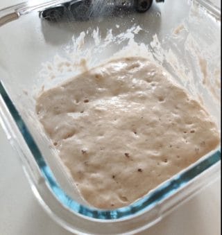Hapanjuuritaikina elää ja kuplii