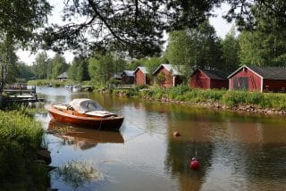 Kuvassa Suntinsuun punaisia venevajoja