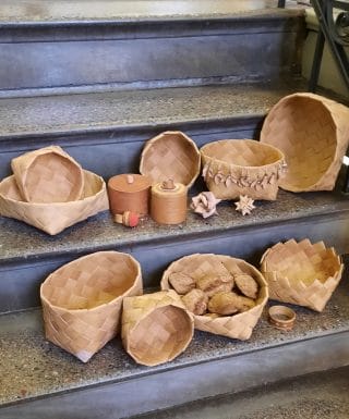 Kurssilaisten tuohesta valmistamia pientuotteita.