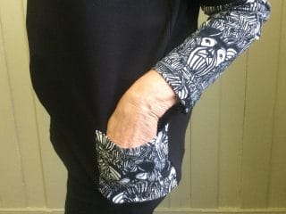 Yksityiskohta trikootunikasta.