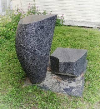 Kuvassa Ukri Merikannon graniitti veistos 