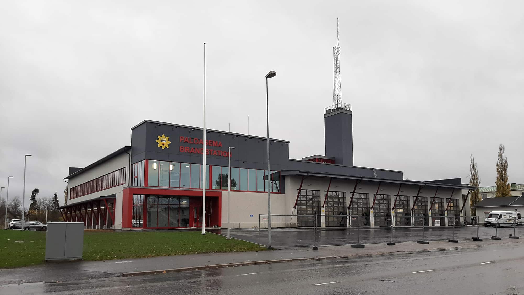 Kokkolan vuonna 2021 valmistunut paloasema edestäpäin kuvattuna. Taustalla harmaiden sadepilvien peittämä taivas.