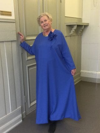 Juhlapuku ohuesta villakankaasta.