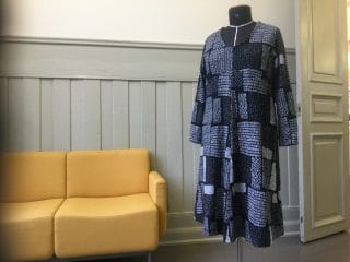 Puuvillaneuloksesta valmistettu mekko.