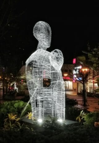 Kaija Kontulainen: Olohuone kotikaupungissa -teossarja. Ihmishahmon torso.