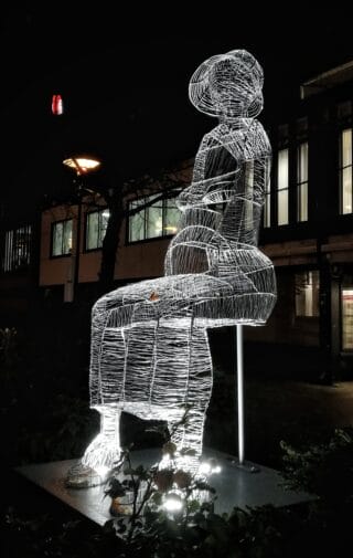 Kaija Kontulainen: Olohuone kotikaupungissa -teossarja. Nainen istuu tuolilla