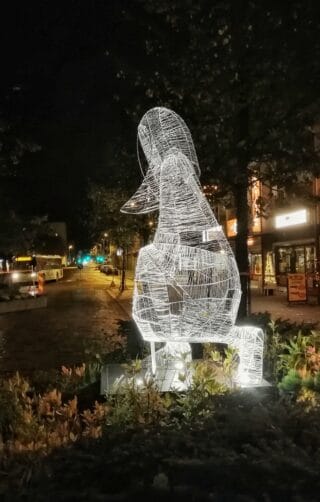 Kaija Kontulainen: Olohuone kotikaupungissa -teossarja. Ihmishahmo toinen jalka maassa, kumartuneena