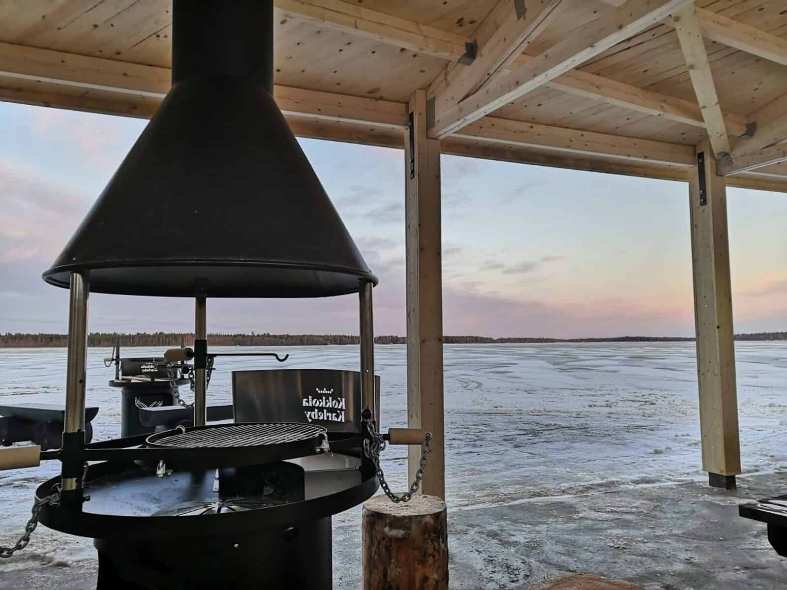 Näkymä katetulta grillauspaikalta järvelle