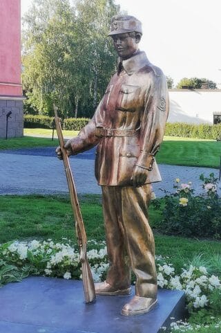 Pekka Jylhä: Suojeluskuntalainen. Suojeluskuntalainen joka seisoo ja pitää asetta toisessa kädessään