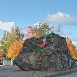 Pekka Jylhä: Lukeva poika. JV Snellman istuu kivellä lukemassa